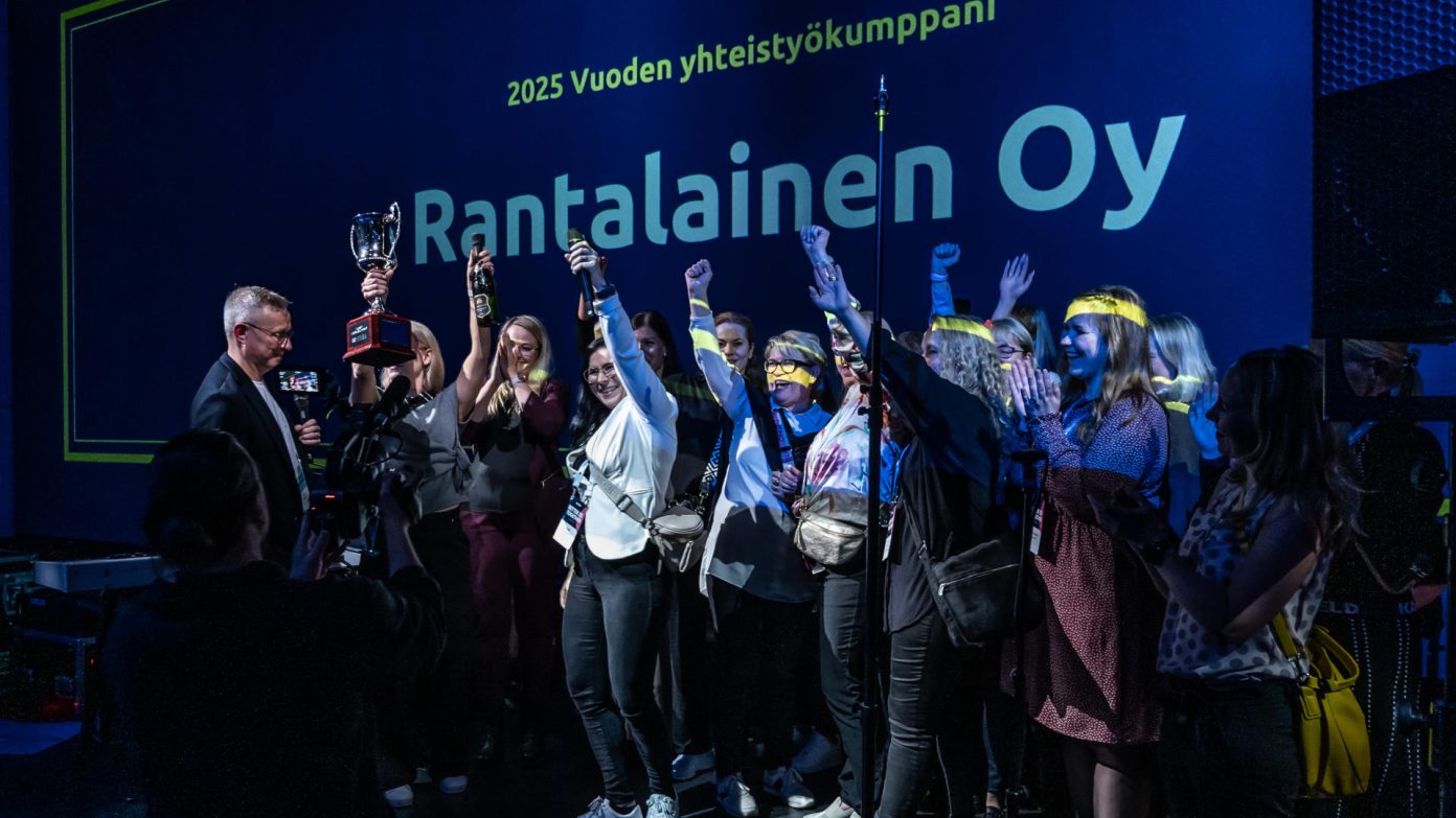 Rantalainen palkittiin BetterTogether'25 -tapahtumassa Netvisorin vuoden yhteistyökumppanina.