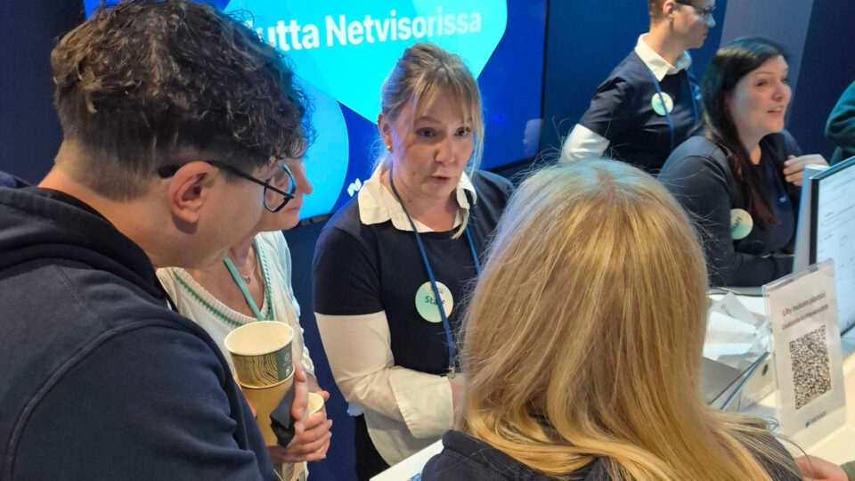 Ihmisiä BetterTogether'26 expoalueella.