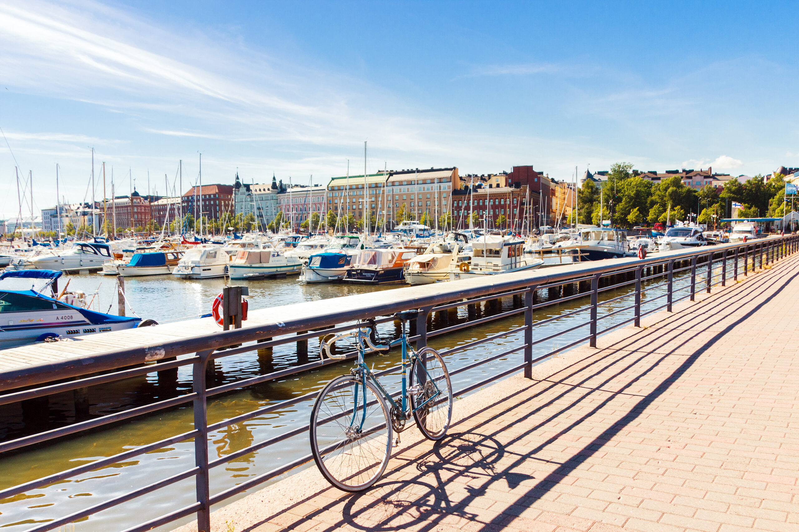 Polkupyörä satamarannassa Helsingissä